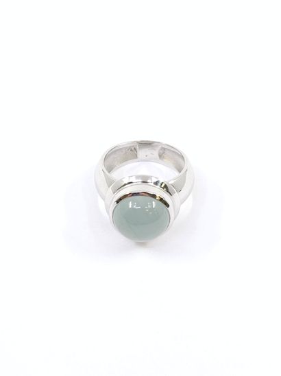 BAGUE en or gris 750° ornée d'un cabochon...