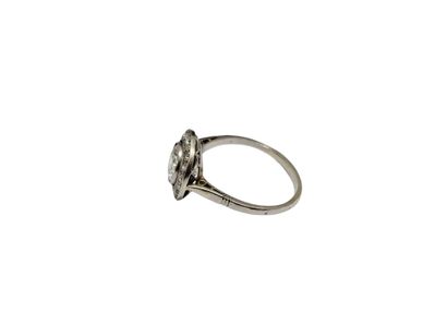 TRAVAIL FRANCAIS
Bague halo en platine ornée...