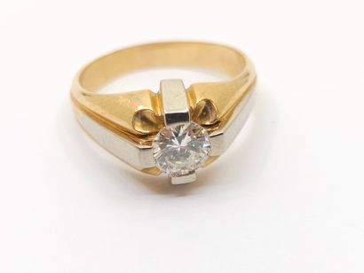 BAGUE en or deux tons 750° ornée d'un diamant...