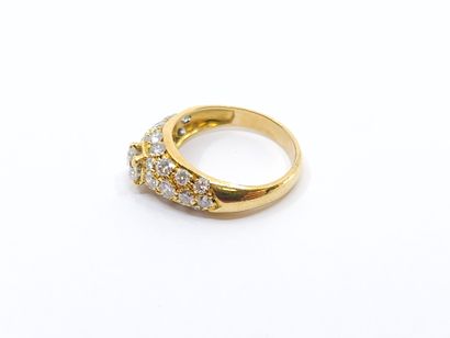 BAGUE en or jaune 750° ornée d'un diamant...