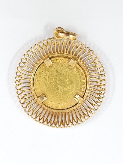 PENDENTIF en or jaune 750° ornée d'une pièce...