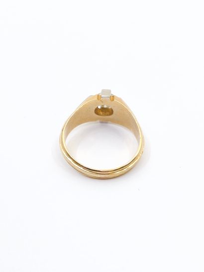 BAGUE en or deux tons 750° ornée d'un diamant...