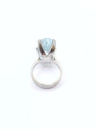 BAGUE cocktail en or gris 750° ornée d'une...