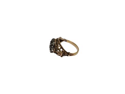 BAGUE en or et argent, le corps à décor végétal...
