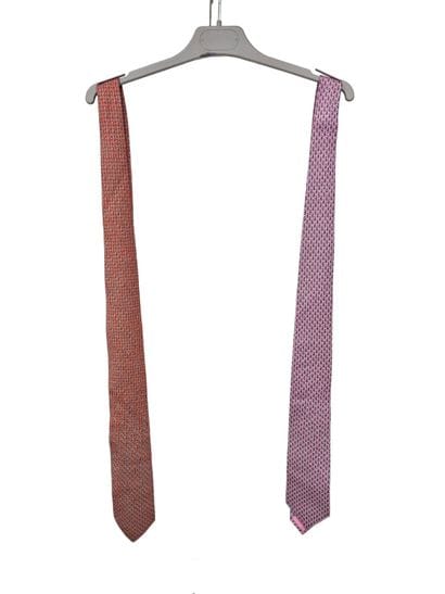 HERMES
Cravate en soie rose à motifs de chaines
Cravate...