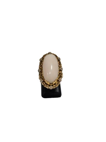 BAGUE en or deux tons 750° ornée d'un cabochon...