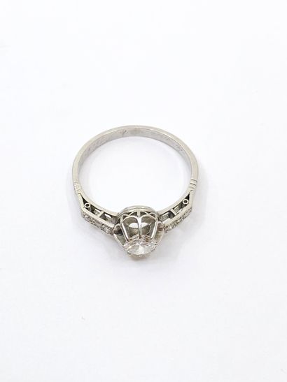 BAGUE en or gris ornée d'un diamant, taille...