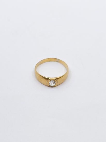 BAGUE en or jaune 750° ornée d'un diamant...