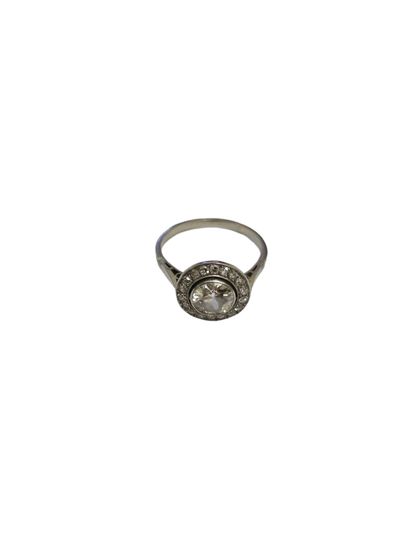 TRAVAIL FRANCAIS
Bague halo en platine ornée...