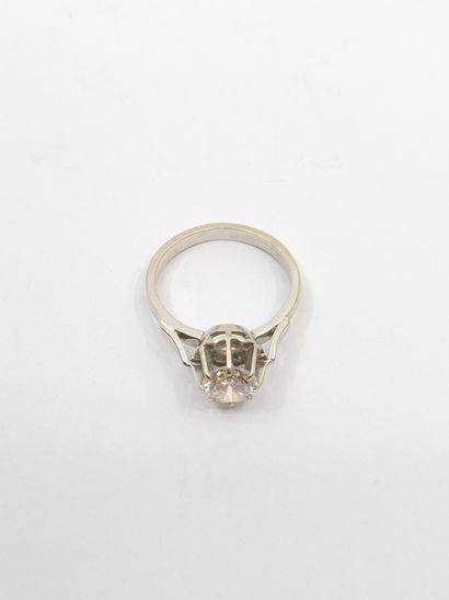 BAGUE en or gris 750° ornée d'un diamant...