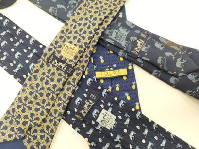 HERMES PARIS
Trois cravates bleues
Une représentant...
