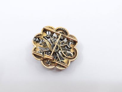BROCHE en or et argent ornée de diamants...