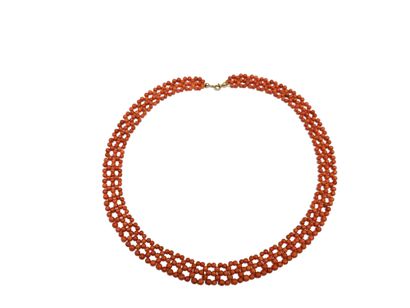 COLLIER perles de corail, fermoir en or jaune...