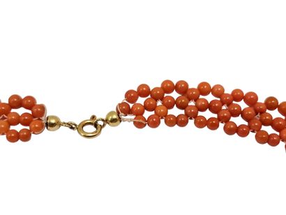 COLLIER perles de corail, fermoir en or jaune...