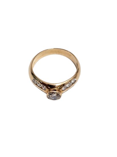 BAGUE en or rose 750° ornée en son centre...