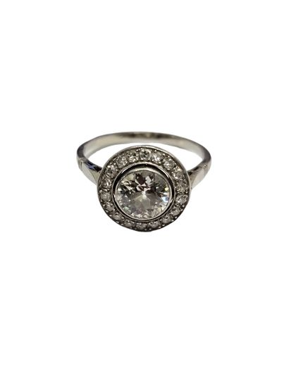 TRAVAIL FRANCAIS
Bague halo en platine ornée...