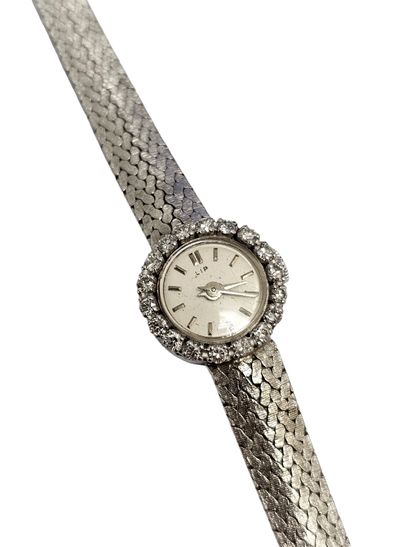 LIP 
Montre de dame en or 750° et platine,...