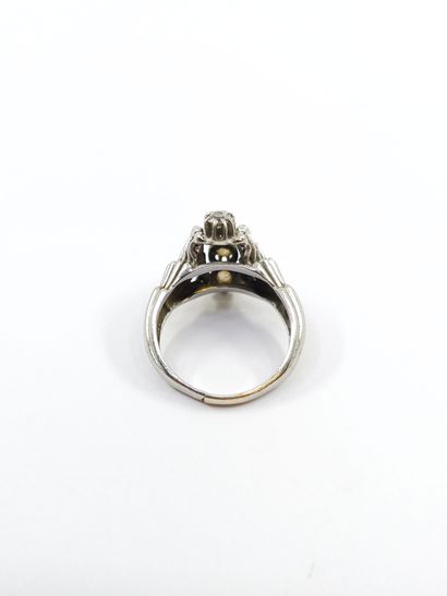 BAGUE en or gris 750° ornée d'une ligne de...