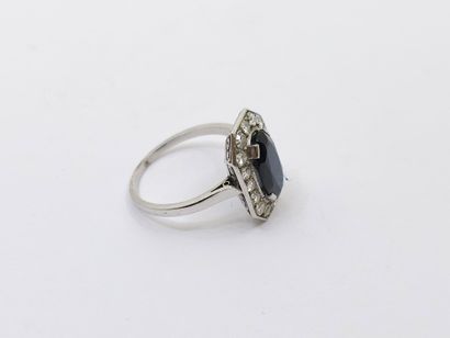 BAGUE en platine ornée d'un saphir ovale...