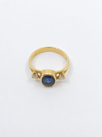 BAGUE en or jaune 750° ornée d'un saphir...