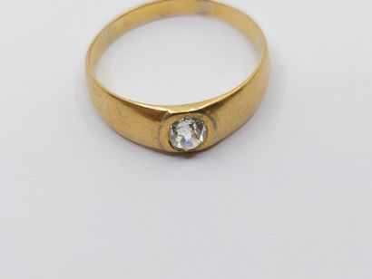 BAGUE en or jaune 750° ornée d'un diamant...
