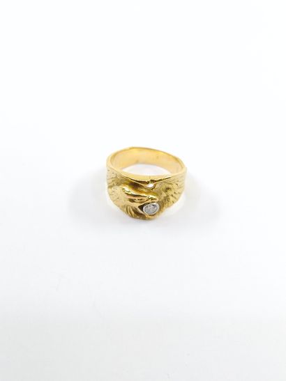 BAGUE en or jaune 750° ornée d'un diamant...