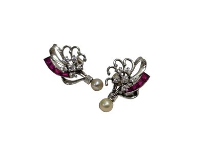 PAIRE de boucles d'oreilles en or gris 750°...