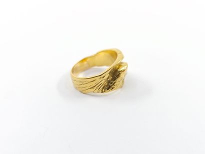 BAGUE en or jaune 750° ornée d'un diamant...