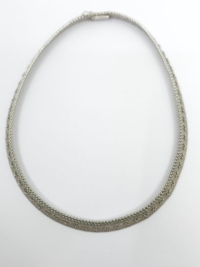 PARURE en or gris 750°comprenant :
COLLIER...
