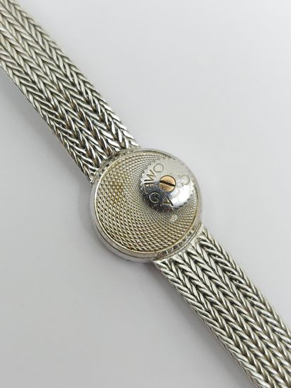 OMEGA 
Montre bracelet de dame en or gris...