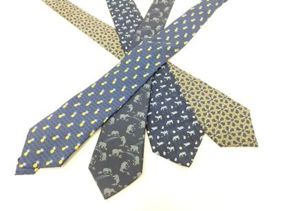 HERMES PARIS
Trois cravates bleues
Une représentant...