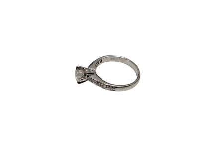 BAGUE solitaire en or gris 750° ornée d'un...