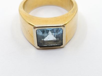 CHEVALIERE in 750° yellow gold set with a...