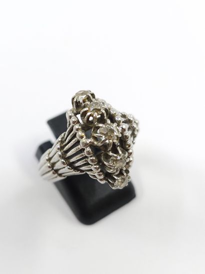BAGUE en or gris 750° ornée d'une ligne de...