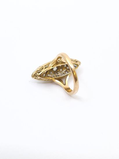 BAGUE marquise en or deux tons 750° ornée...