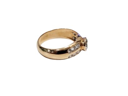 BAGUE en or rose 750° ornée en son centre...