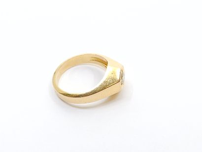 CHEVALIERE RING in 750° yellow gold set with...