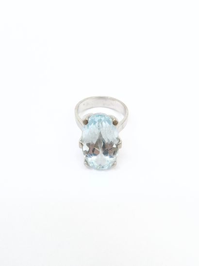 BAGUE cocktail en or gris 750° ornée d'une...