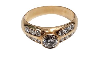 BAGUE en or rose 750° ornée en son centre...