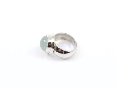 BAGUE en or gris 750° ornée d'un cabochon...