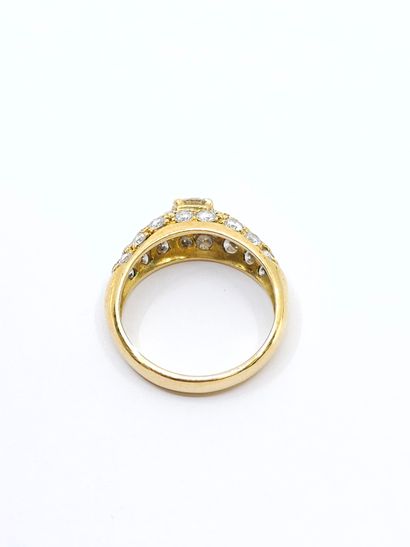 BAGUE en or jaune 750° ornée d'un diamant...