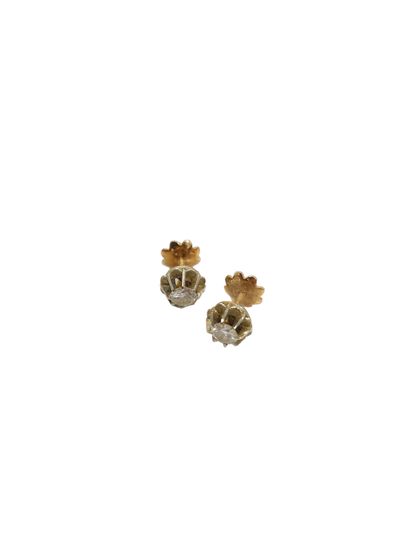 PAIRE de boucles d'oreilles en or deux tons...