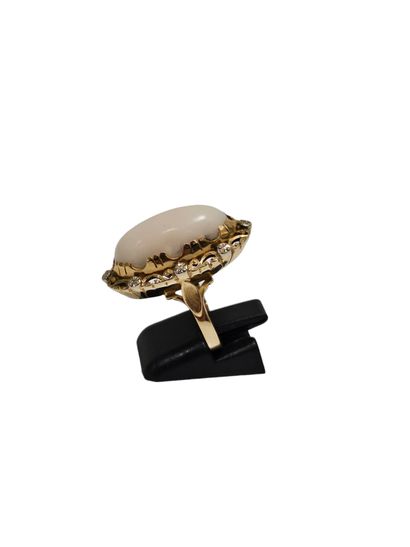 BAGUE en or deux tons 750° ornée d'un cabochon...