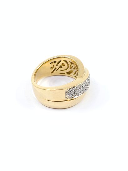 BAGUE en or deux tons 750° pavée de trois...