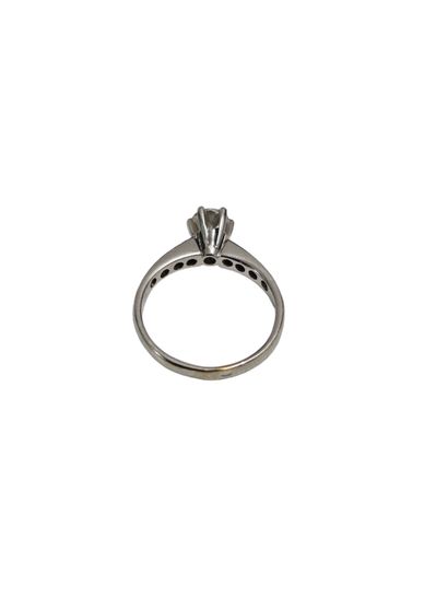 BAGUE solitaire en or gris 750° ornée d'un...