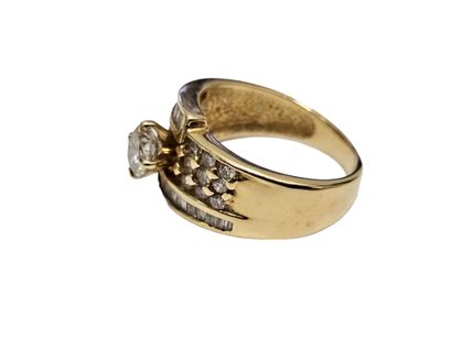 BAGUE en or jaune 750° ornée d'un diamant...