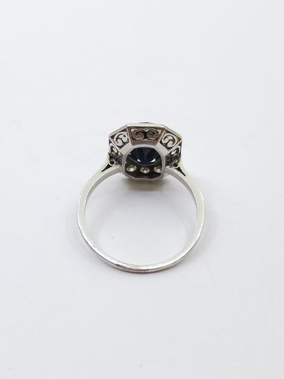 BAGUE en platine ornée d'un saphir ovale...