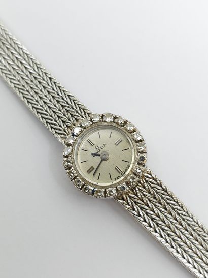 OMEGA 
Montre bracelet de dame en or gris...