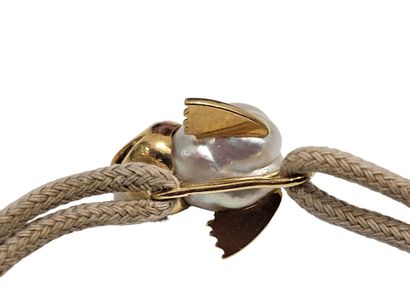 BRACELET cordon orné d'un motif 