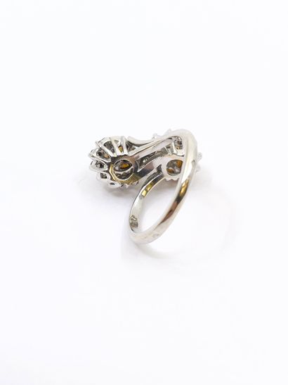 BAGUE en or gris 750° ornée de deux perles...